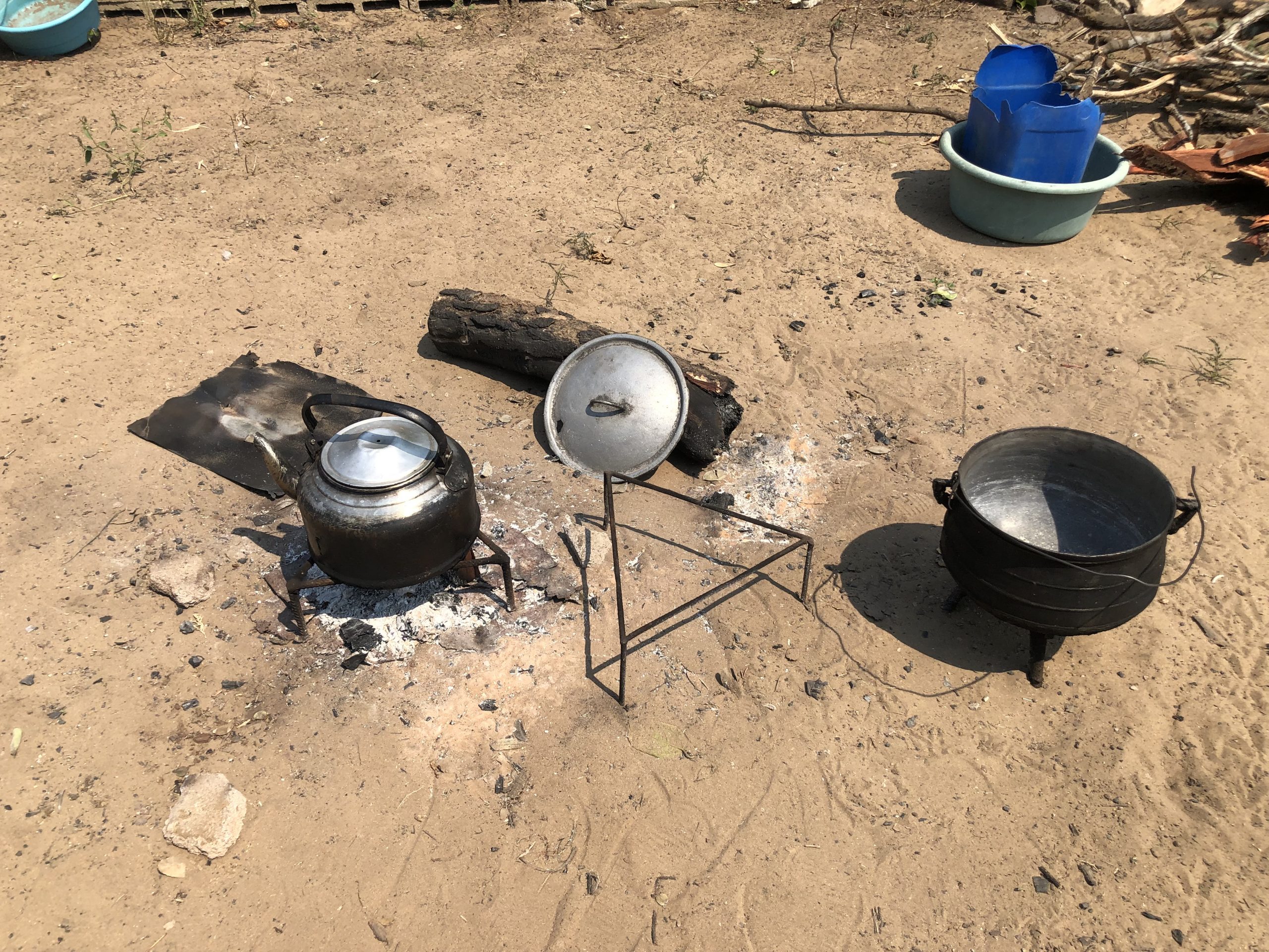 Tripodal ground level cooking stove © SUSDEV