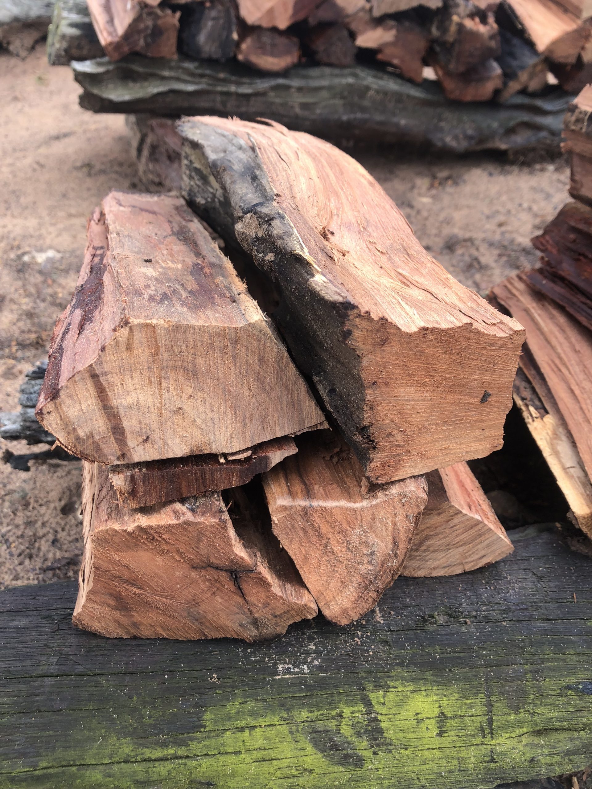 Two different kinds of firewood logs. Left: shepherd’s tree; right: Lebombo wattle © SUSDEV