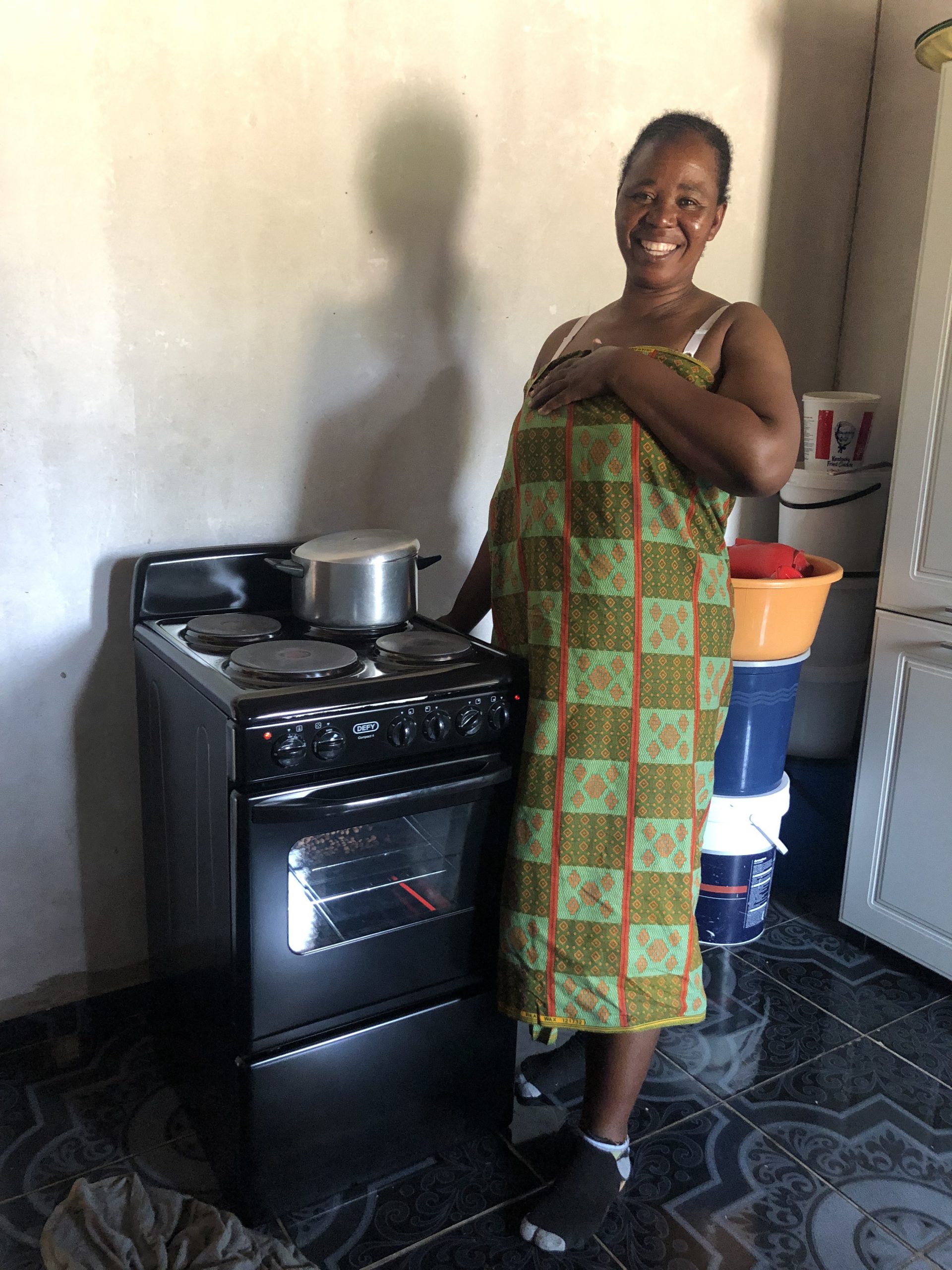 A woman and her electric stove © SUSDEV